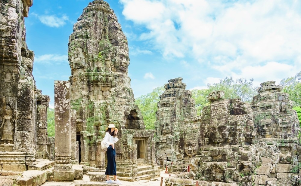Chica de visita por el templo de Angkor Wat