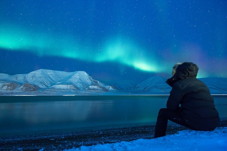 Observando una aurora boreal en Islandia