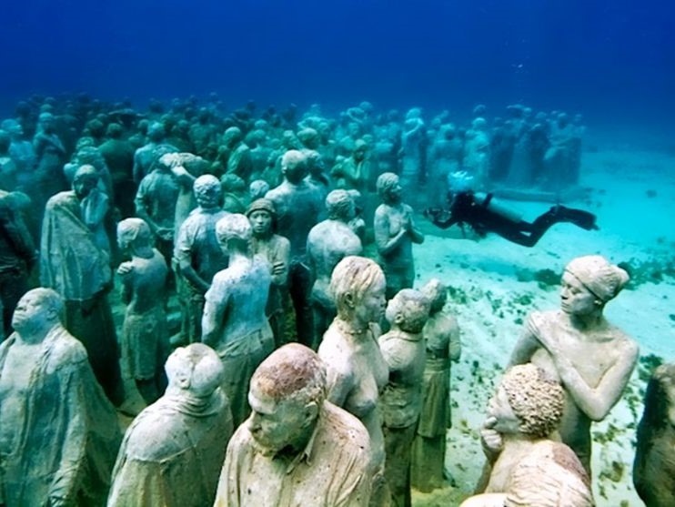 Buceador en el Museo subacuático del arte