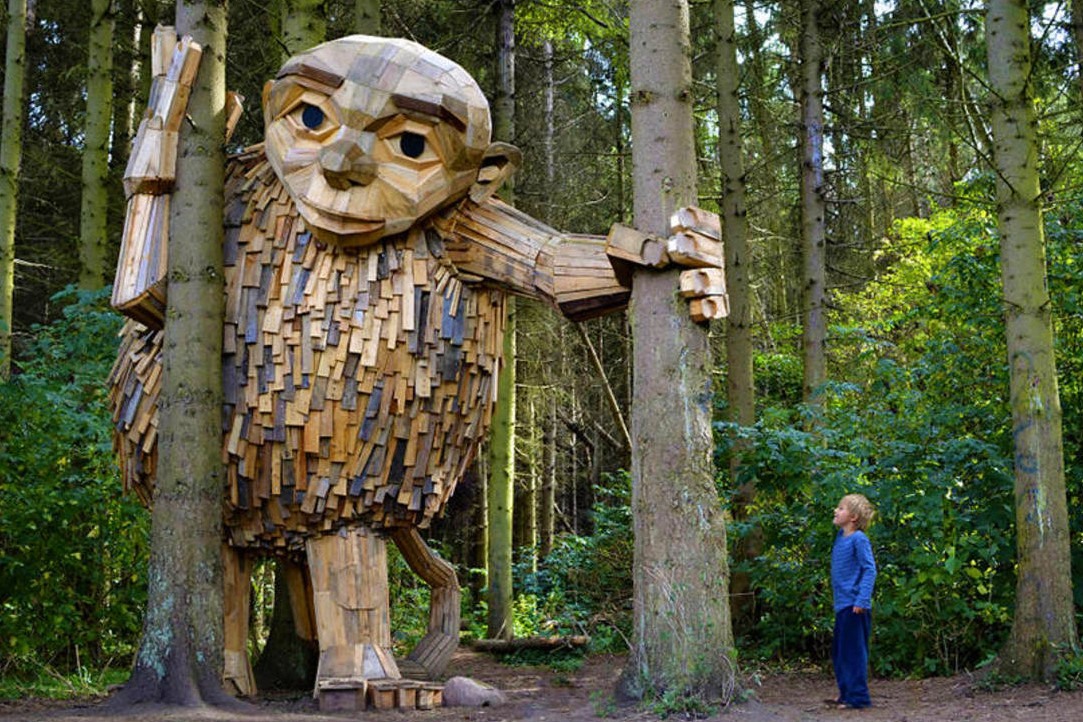 Niño observando una figura de Los seis gigantes olvidados