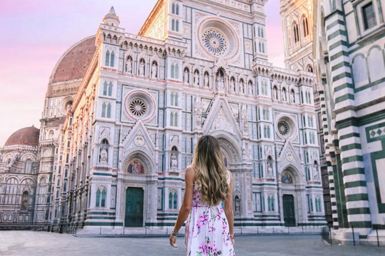 Chica paseando por las calles de Florencia