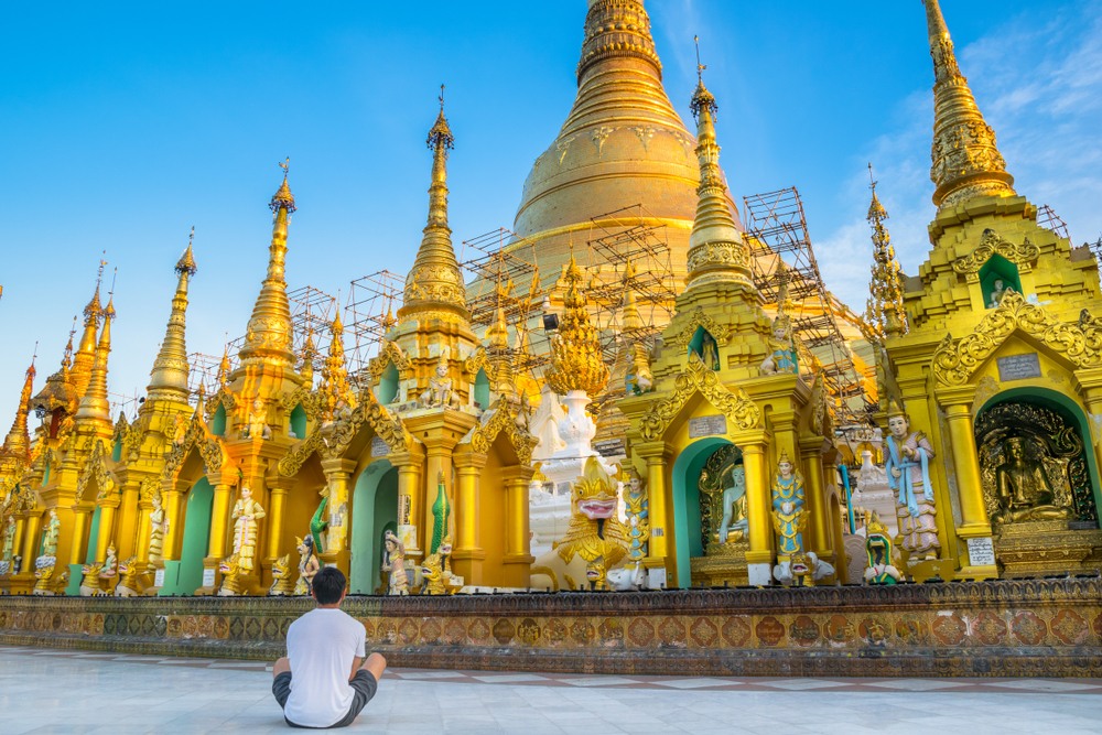 Chico contemplando el templo de Shwedagon Pagoda