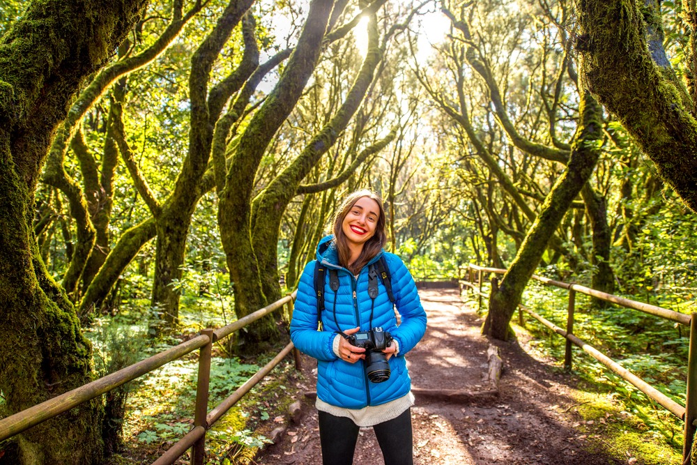Chica fotografiando el Parque Nacional de Garajonay