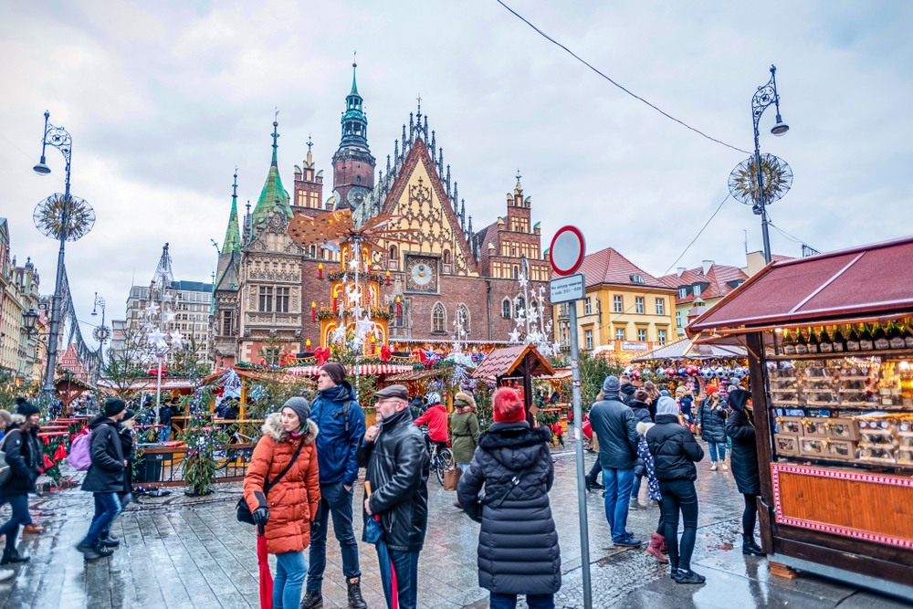 Gente paseando por el mercado de Cracovia