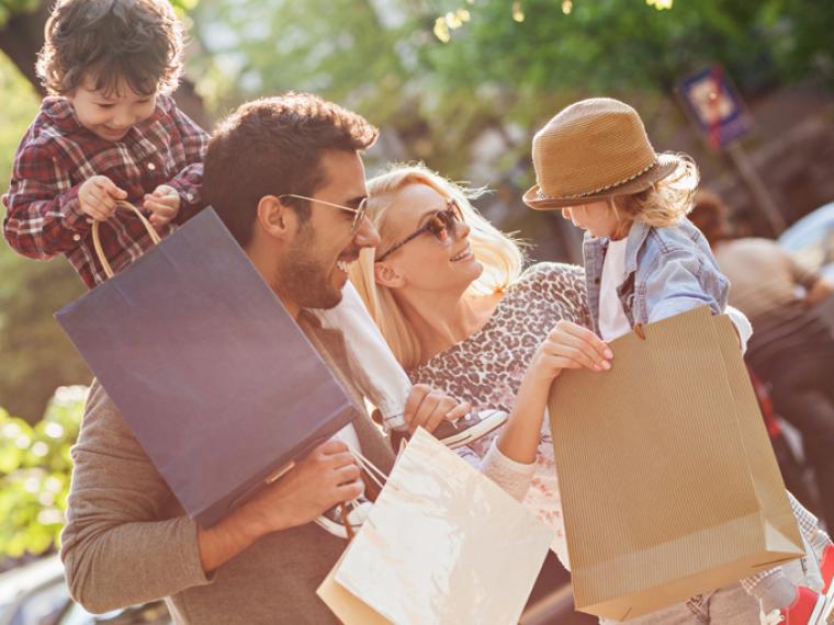 Familia de compras por Madrid.