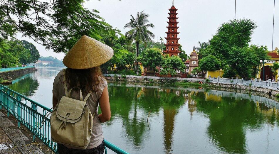Turista paseando por Hanoi
