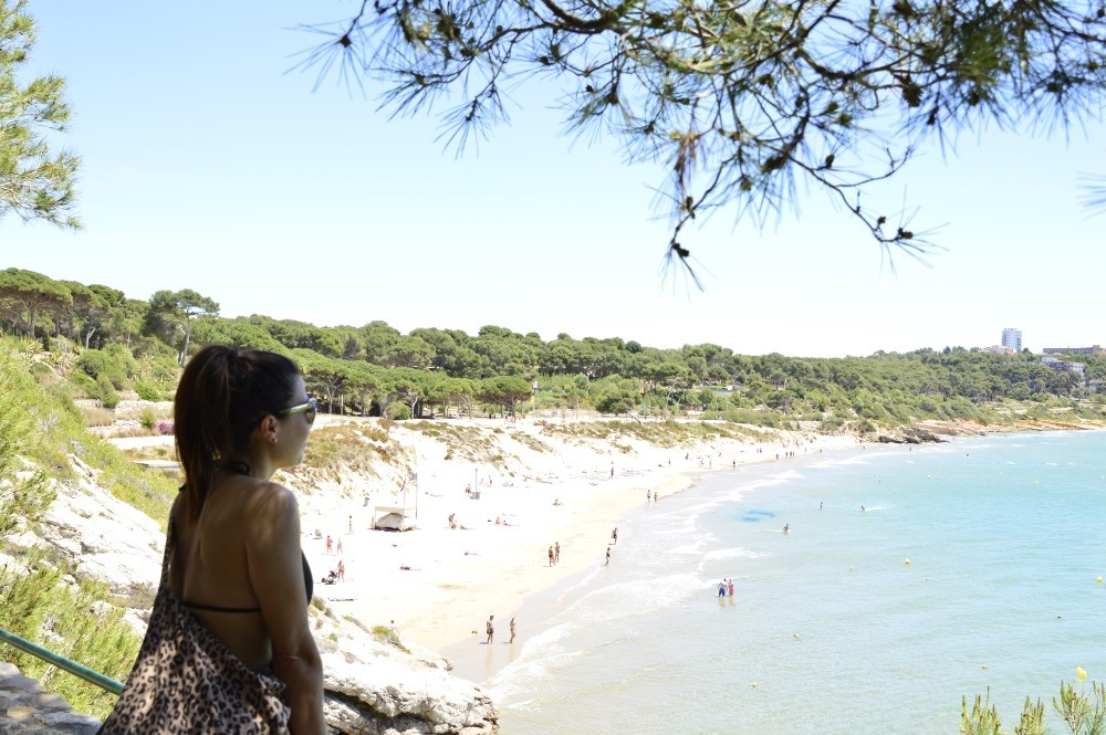 Chica en Salou observando la playa