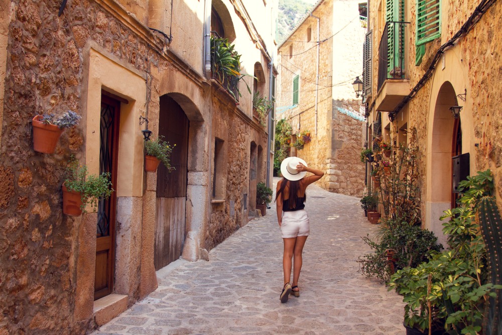 Chica paseando por un pueblo en Mallorca