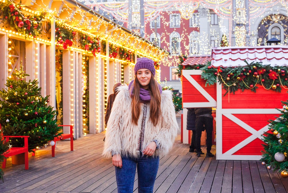 Chica paseando por los mercadillos en Viena