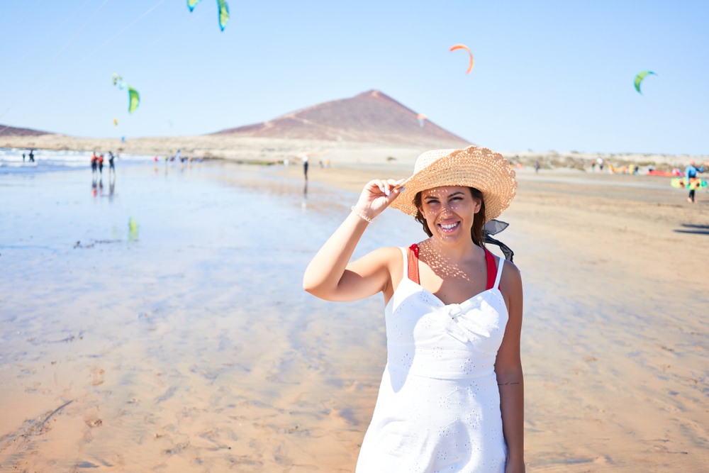 Chica paseando por una playa de Gran Canaria