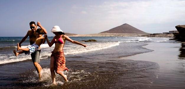 Familia paseando por una playa de Tenerife