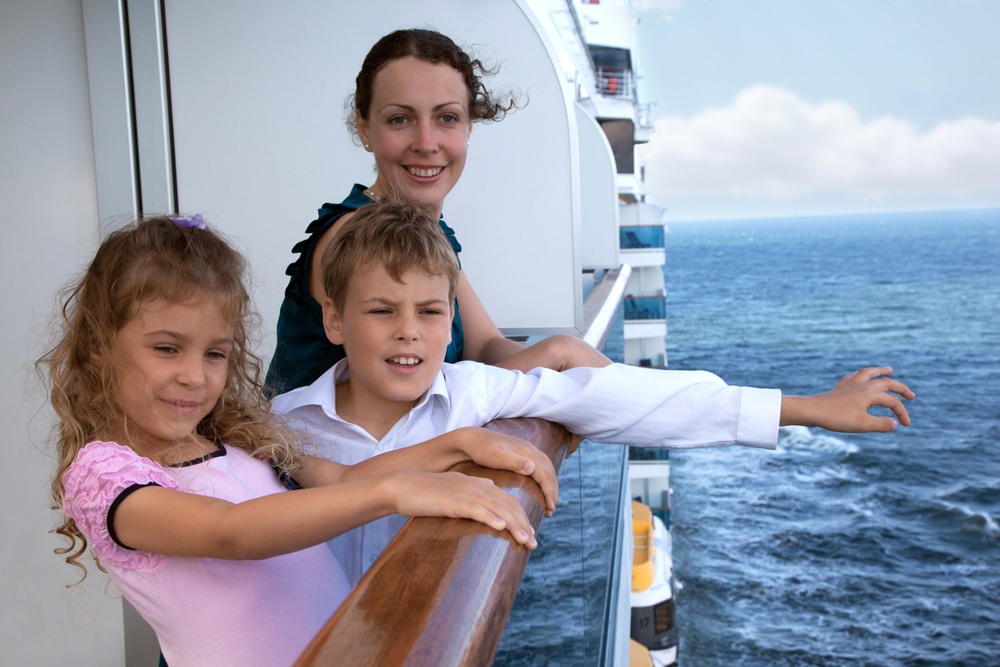 Familia disfrutando de un crucero por el Mediterráneo 