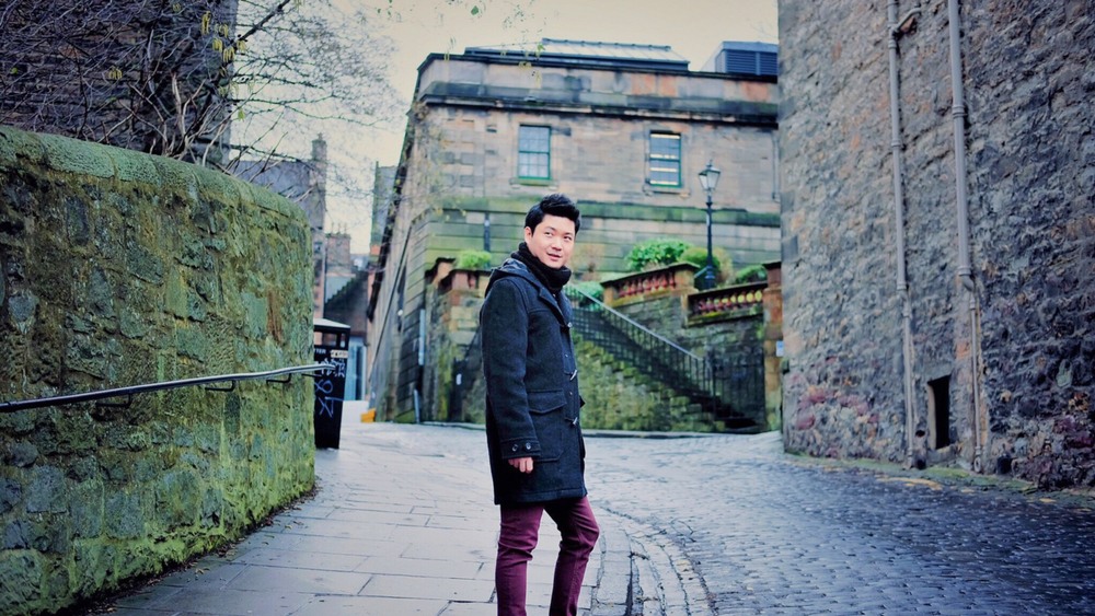 Turista paseando por las calles de Edimburgo