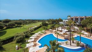  Piscina y zonas al aire libre en el Hotel Precise Resort El Rompido.