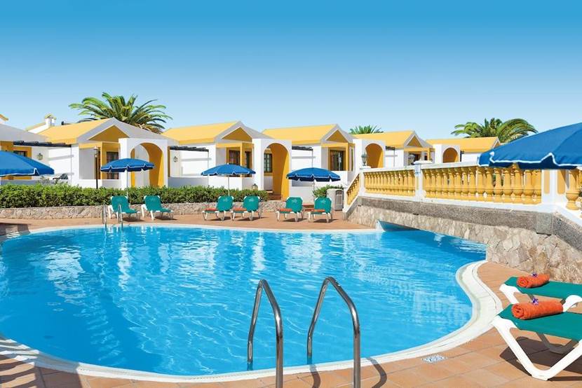 Bungalows y piscina del Club Caleta Dorada