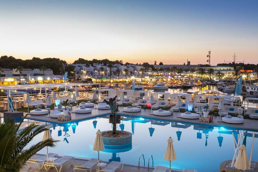 Piscina y chill-out del Resort Lago Piscina y chill-out del Resort Lago