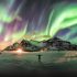 Hombre en Islandia viendo Auroras Boreales