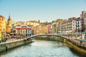 Puente en canal de Bilbao, un destino top del norte de España. Los 5 Destinos más Top del Norte de España