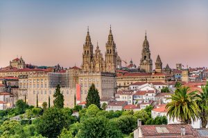 Ciudad del norte de España al atardecer. Los 5 Destinos más Top del Norte de España