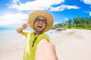 Hombre disfrutando de sus vacaciones de verano en una playa