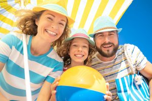Familia disfrutando de sus vacaciones de verano