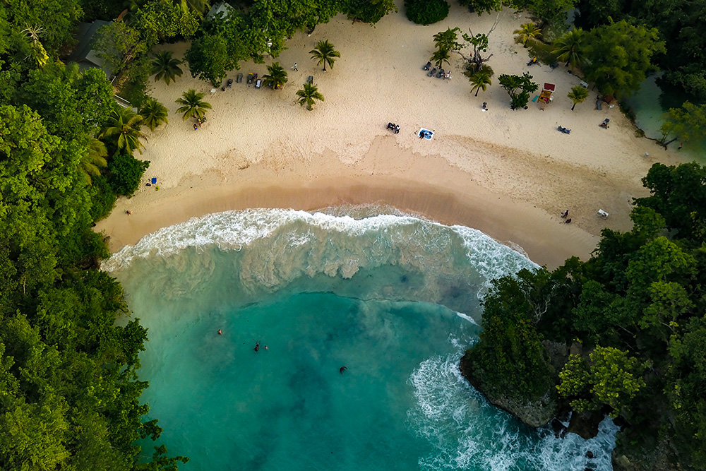 Playa de Jamaica rodeada de árboles, una de las islas más románticas del mundo