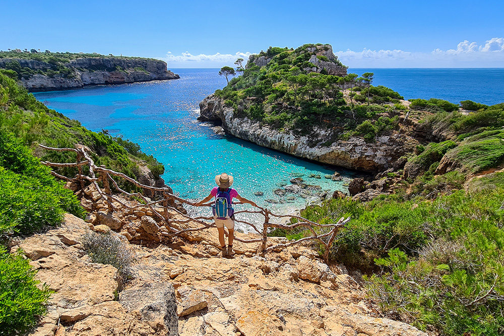 Mujer en una cala de Mallorca, una de las islas más románticas del mundo