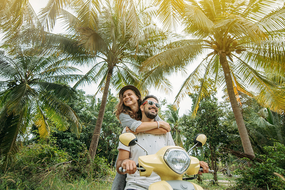 Pareja pasando su luna de miel ideal en Bali. Pareja dando un paseo en moto por Bali.