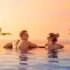 Pareja de vacaciones en una piscina infinita isla paradisíaca