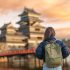 Mujer frente a un templo en su itinerario de 15 días por Japón