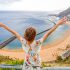 Mujer disfrutando de las vistas de una playa de Tenerife