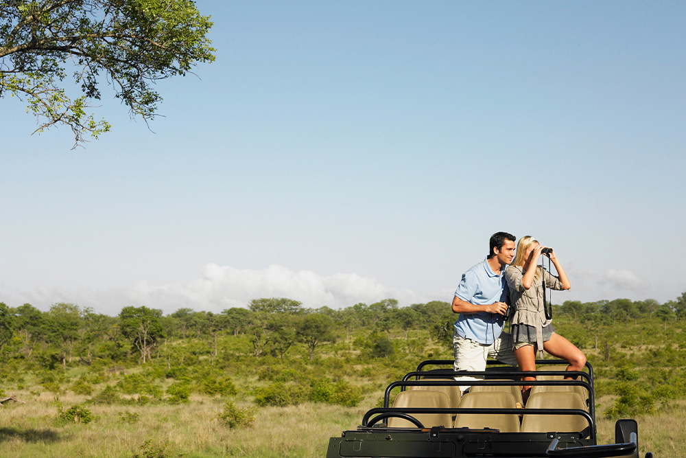 Pareja en su luna de miel de safari en Tanzania