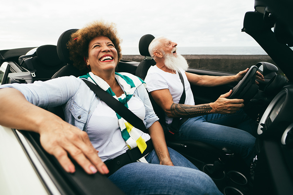 Pareja disfrutando de una de las mejores rutas en coche por España para mayores de 55