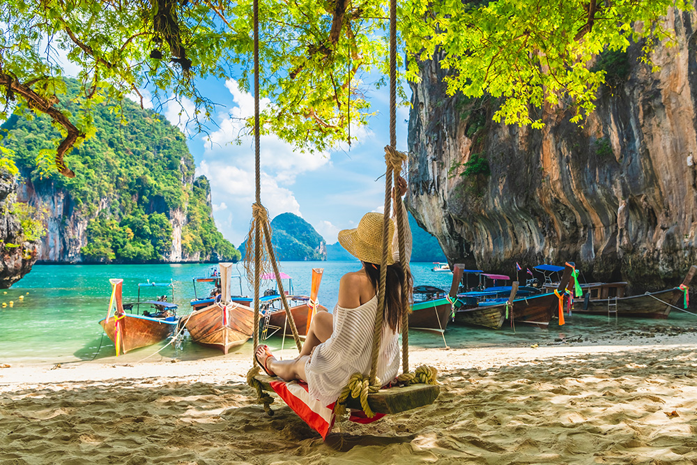 Mujer relajada de vacaciones en playa paradisíaca en Tailandia