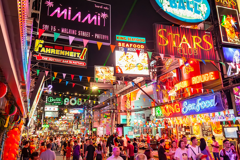 Vida nocturna en Tailandio con pubs, restaurantes y luces neón