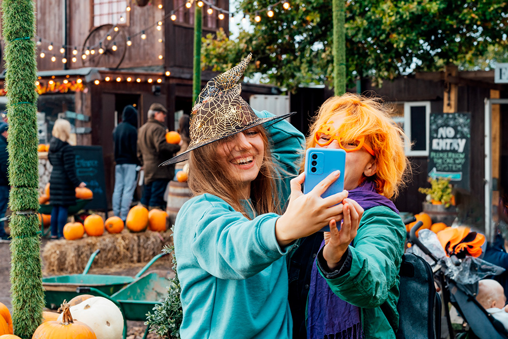 Dos niñas disfrazadas celebrando Halloween en Canadá