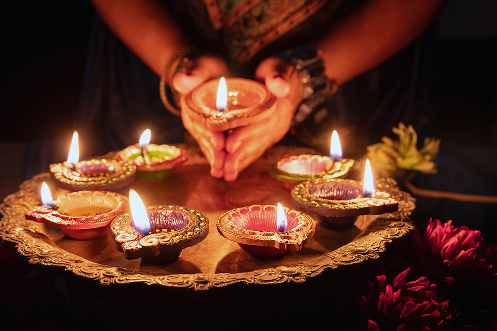Velas encendidas por el festival Diwali en India
