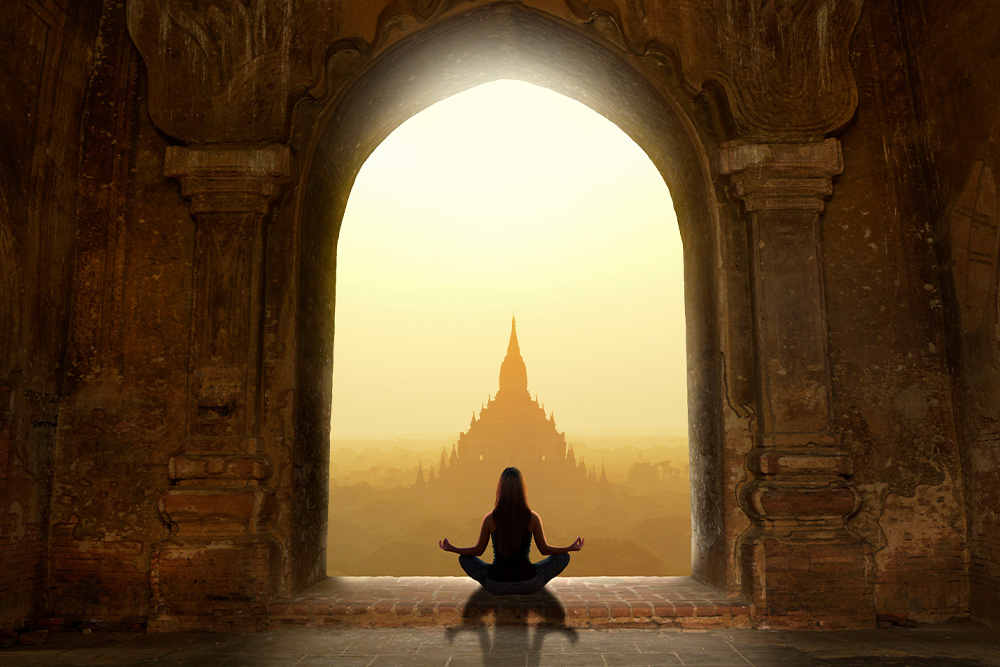 Mujer relajada haciendo yoga en la India