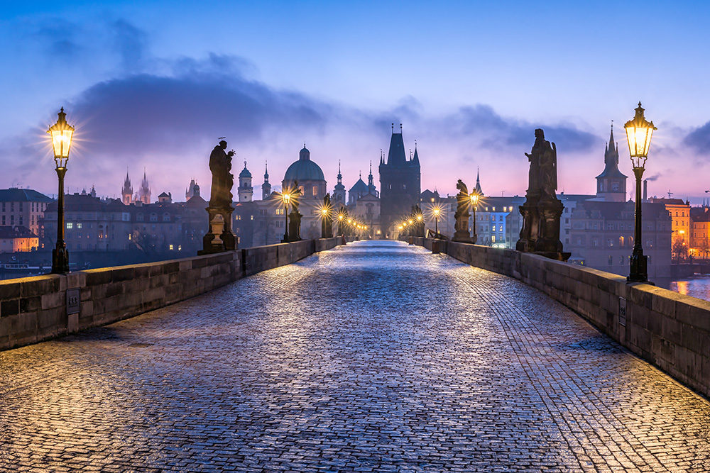 Puente de Carlos en Praga al anochecer