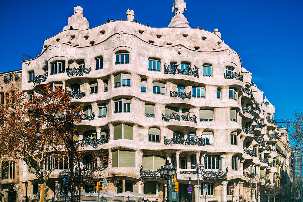 Fachada de La Pedrera, obra del arquitecto Gaudí y una parada obligatoria en la ruta del Modernismo por Barcelona
