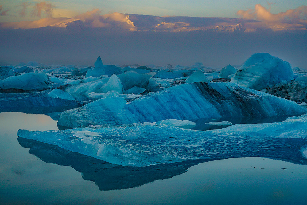 Un enorme lago con bloques de hielo de color azul celeste. 