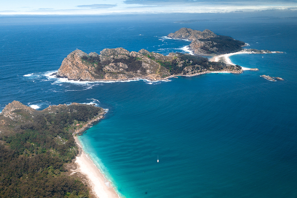 Imagen de conjunto de islas montañosas en medio de un mar inmenso azul