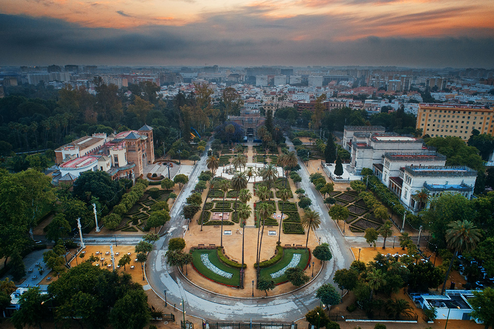 Vista aérea de un gran parque con pequeñas zonas verdes y un camino circular que rodea 