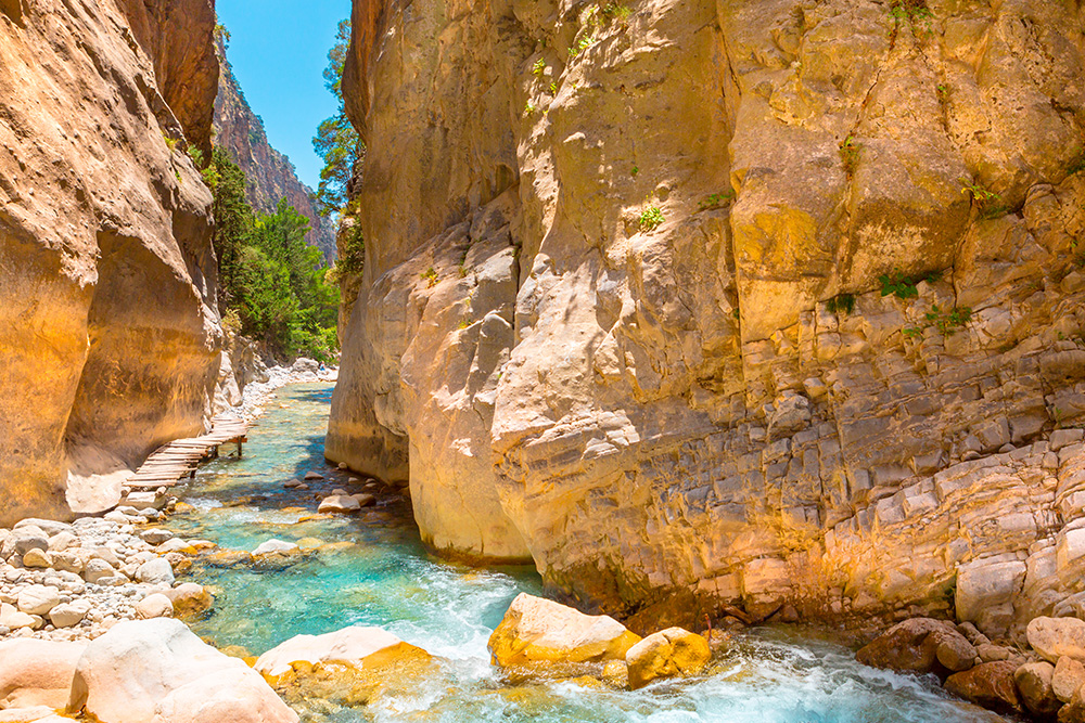 Pasadizo de agua entre dos montañas de piedra amarilla
