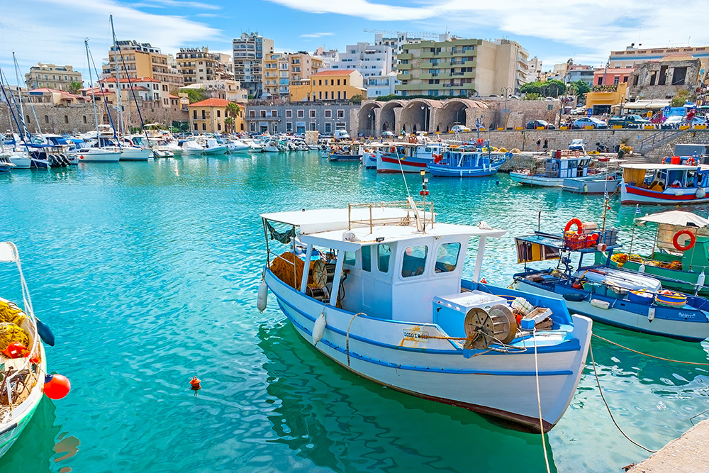 Puerto con agua turquesa y barquitas en color blanco y azul