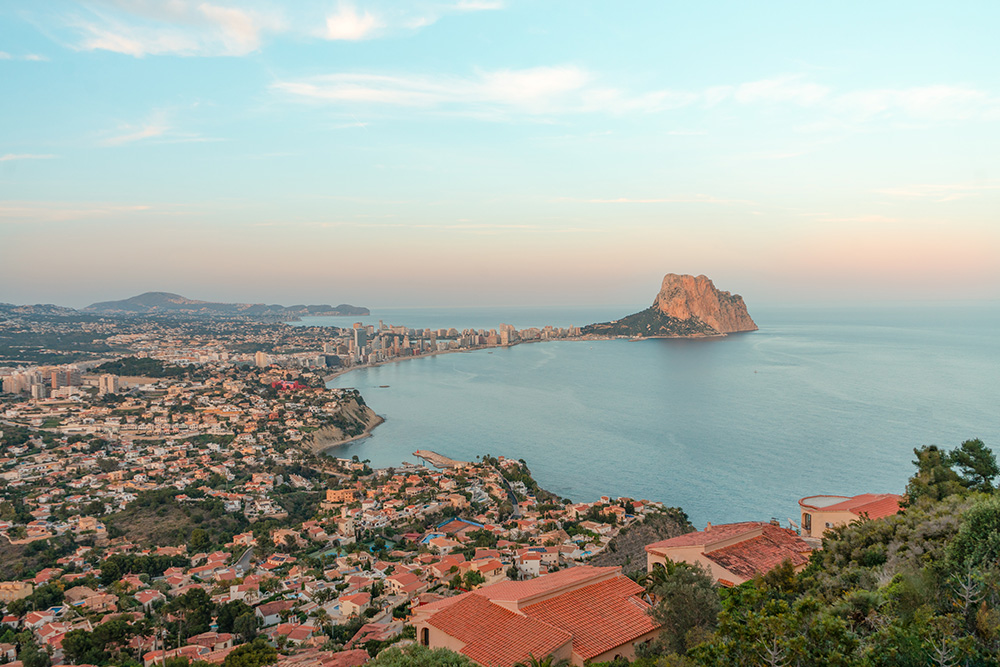 Vista de lejos de un peñon y su bahía