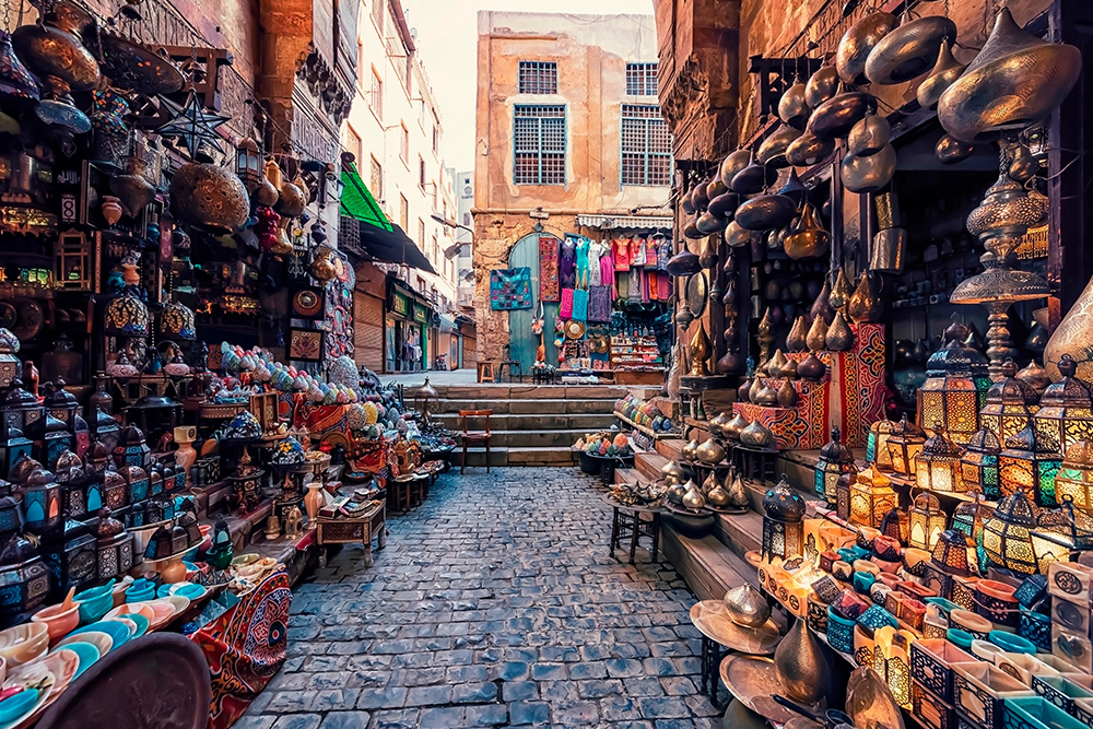 Primer plano de un callejón del mercado con ambos laterales llenos de típica artesanía
