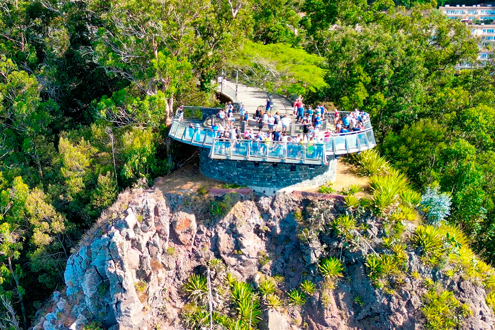 Mirador encima de una montaña, en un cabo.