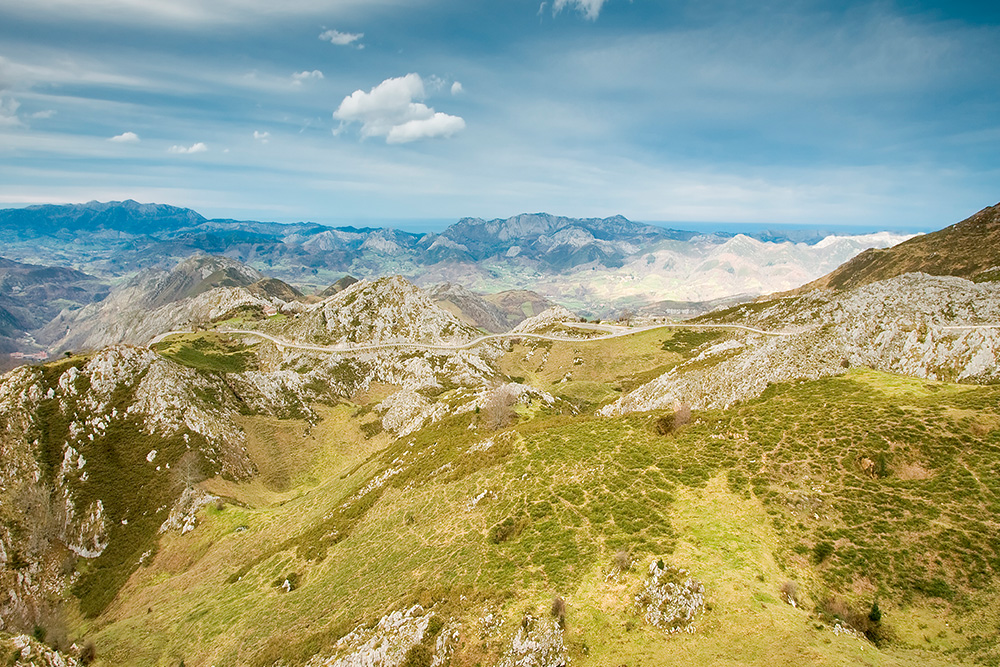 Cima de una cordillera montañosa con un cielo azul 