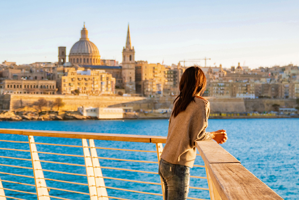 Mirador hacia el mar. Mujer de espaldas mirando la catedral